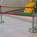 Имидж-стойка BarrierBelt® 11 с двумя лентами серого цвета длиной 3,65 метра